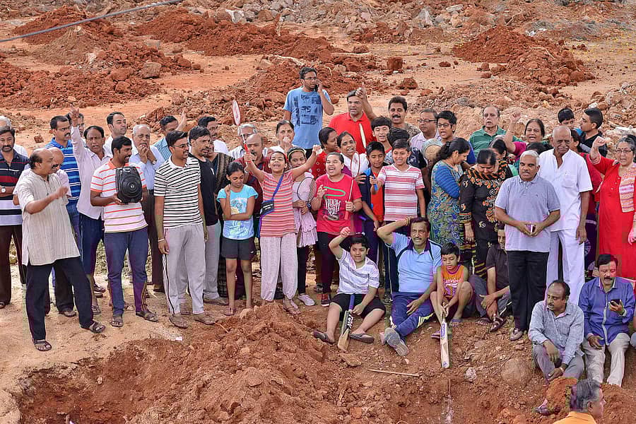 ಸ್ಥಳೀಯರು ಮತ್ತು ಮಕ್ಕಳು ಪ್ರತಿಭಟನೆ ನಡೆಸಿದರು –ಪ್ರಜಾವಾಣಿ ಚಿತ್ರ