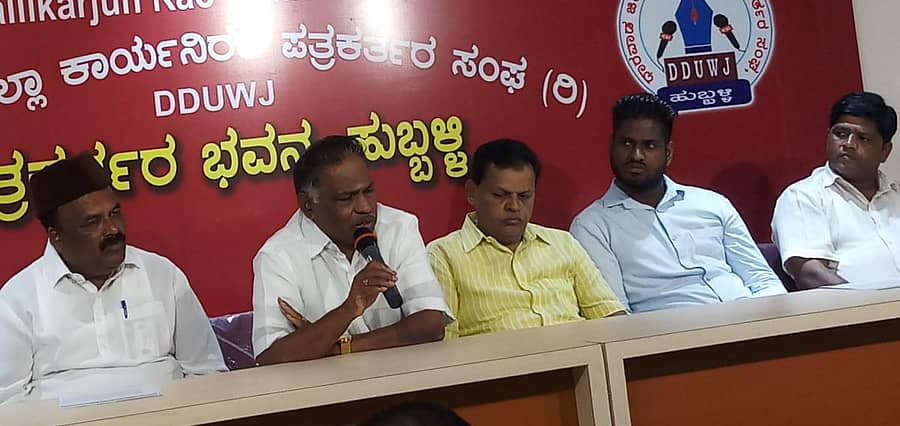 ಕಾಂಗ್ರೆಸ್ ಕಾರ್ಮಿಕ ವಿಭಾಗದ ರಾಜ್ಯ ಘಟಕದ ಅಧ್ಯಕ್ಷ ಎಸ್.ಎಸ್. ಪ್ರಕಾಶಂ ಪತ್ರಿಕಾಗೋಷ್ಠಿಯಲ್ಲಿ ಮಾತನಾಡಿದರು – ಪ್ರಜಾವಾಣಿ