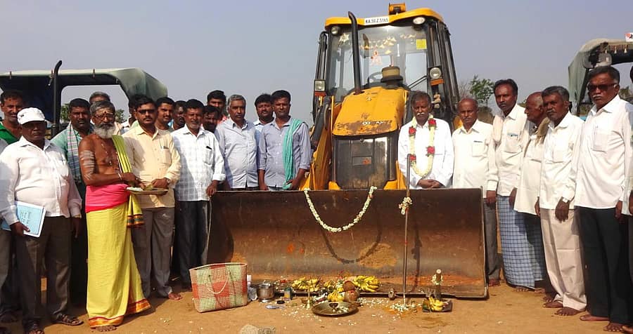 ಕೆರೆಯಲ್ಲಿ ಹೂಳು ಎತ್ತುವ ಕಾಮಗಾರಿಗೆ ಚಾಲನೆ ನೀಡಿದ ಗ್ರಾಮಸ್ಥರು