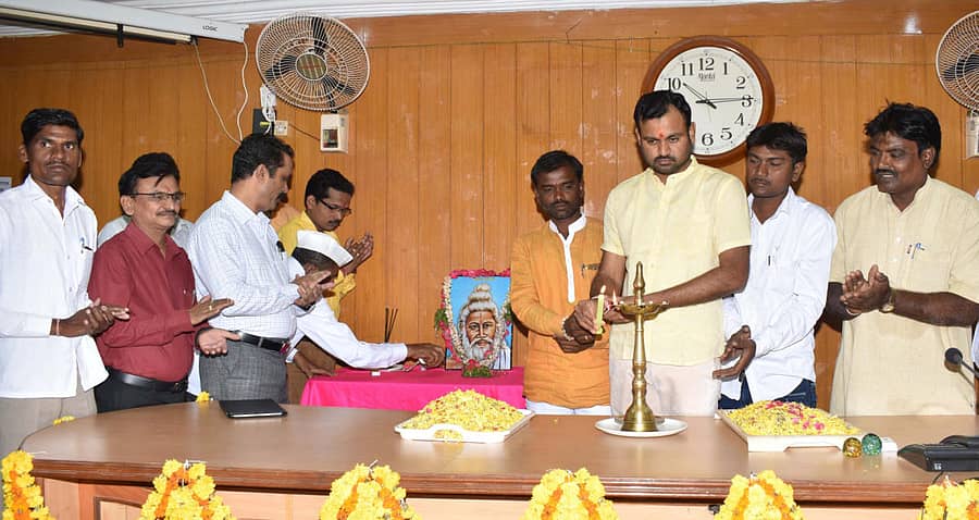 ಬೀದರ್‌ನ ಜಿಲ್ಲಾಧಿಕಾರಿ ಕಚೇರಿಯಲ್ಲಿ ಶನಿವಾರ ಭಗೀರಥ ಜಯಂತಿ ಆಚರಣೆ ಕಾರ್ಯಕ್ರಮವನ್ನು ಹೆಚ್ಚುವರಿ ಜಿಲ್ಲಾಧಿಕಾರಿ ರುದ್ರೇಶ ಗಾಳಿ ಉದ್ಘಾಟಿಸಿದರು