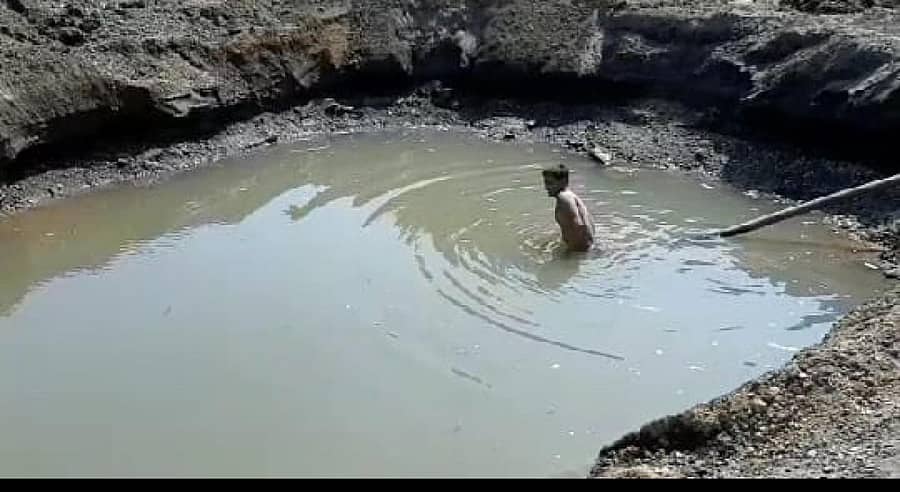 ಚಿಕ್ಕೋಡಿ ತಾಲ್ಲೂಕಿನಲ್ಲಿ ಮಾಂಜರಿ ಬಳಿ ರೈತರು ಕೃಷ್ಣಾ ನದಿ ಪಾತ್ರದಲ್ಲಿ ಗುಂಡಿ ತೋಡಿರುವುದು