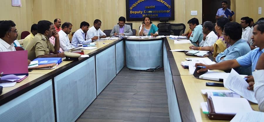 ಹಾಸನದಲ್ಲಿ ಜಿಲ್ಲಾಧಿಕಾರಿ ಪ್ರಿಯಾಂಕ ಮೇರಿ ಫ್ರಾನ್ಸಿಸ್ ಅವರು ವಿವಿಧ ಇಲಾಖೆ ಅಧಿಕಾರಿಗಳ ಸಭೆ ನಡೆಸಿದರು.