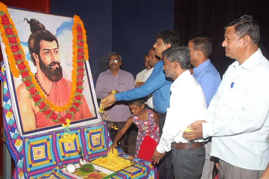 ಜಿಲ್ಲಾಡಳಿತವು ಕೋಲಾರದಲ್ಲಿ ಶನಿವಾರ ಹಮ್ಮಿಕೊಂಡಿದ್ದ ಭಗೀರಥ ಮಹರ್ಷಿ ಜಯಂತಿಯಲ್ಲಿ ಜಿಲ್ಲಾಧಿಕಾರಿ ಜೆ.ಮಂಜುನಾಥ್ ಮತ್ತು ಗಣ್ಯರು ಭಗೀರಥರ ಭಾವಚಿತ್ರಕ್ಕೆ ಪುಷ್ಪನಮನ ಸಲ್ಲಿಸಿದರು.