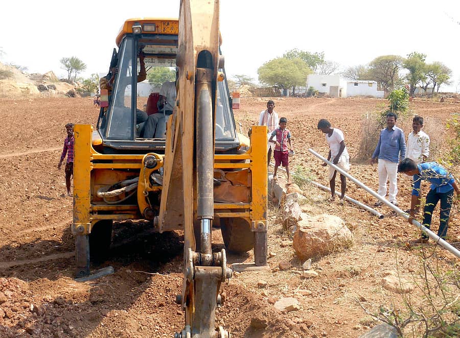 ಲಿಂಗಸುಗೂರು ತಾಲ್ಲೂಕಿನ ಗಲಗಿನವರ ದೊಡ್ಡಿ ಹತ್ತಿರ ನನೆಗುದಿದೆ ಬಿದ್ದಿದ್ದ ಪೈಪ್‌ಲೈನ್‌ ಅಳವಡಿಸುವ ಕಾಮಗಾರಿಯನ್ನು ಶನಿವಾರ ಆರಂಭಿಸಲಾಗಿದೆ