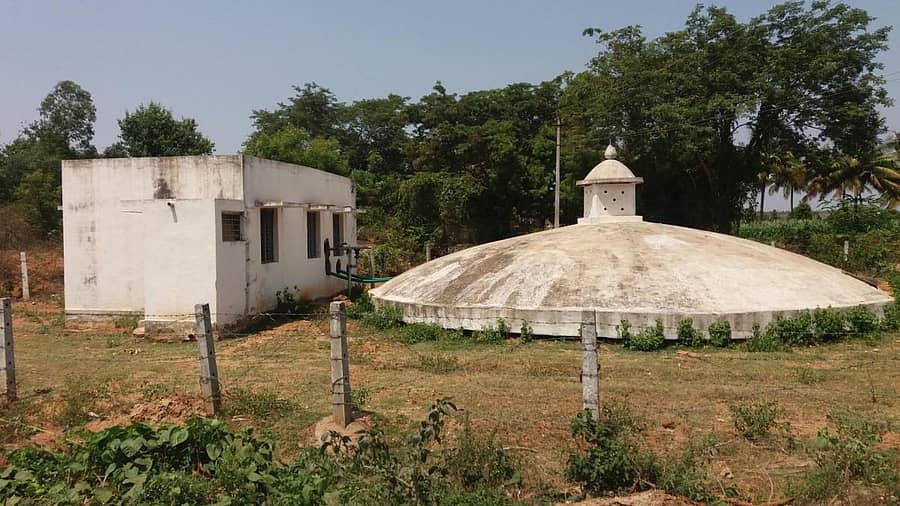 ಭಾರತೀನಗರ ಸಮೀಪದ ಕಬ್ಬಾರೆ ಗ್ರಾಮದ ಬಳಿಯಲ್ಲಿ ನೀರು ಕಾಣದೇ ನಿಂತಿರುವ ಕೊಕ್ಕರೆ ಬೆಳ್ಳೂರು ಬಹುಗ್ರಾಮ ಕುಡಿಯುವ ನೀರು ಯೋಜನೆಯ ಪಂಪ್ಹೌಸ್