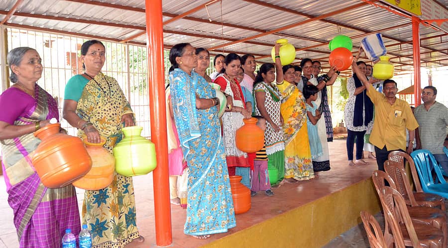 ಬೆಳಗಾವಿಯ ಎಚ್.ಡಿ. ಕುಮಾರಸ್ವಾಮಿ ಬಡಾವಣೆ ನಿವಾಸಿಗಳು ಶನಿವಾರ ಪತ್ರಿಕಾಗೋಷ್ಠಿಯಲ್ಲಿ ಖಾಲಿ ಬಿಂದಿಗೆಗಳನ್ನು ಪ್ರದರ್ಶಿಸಿ ಆಕ್ರೋಶ ವ್ಯಕ್ತಪಡಿಸಿದರು