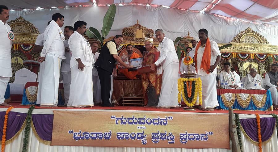 ಅಂಕೋಲಾದಲ್ಲಿ ಶನಿವಾರ ಹಮ್ಮಿಕೊಳ್ಳಲಾದ ಸಮಾರಂಭದಲ್ಲಿ ಡಾ.ಬಿ.ಎಂ.ಹೆಗ್ಡೆ ಅವರಿಗೆ ‘ಭೂತಾಳ ಪಾಂಡ್ಯ’ ಪ್ರಶಸ್ತಿ ಪ್ರದಾನ ಮಾಡಲಾಯಿತು