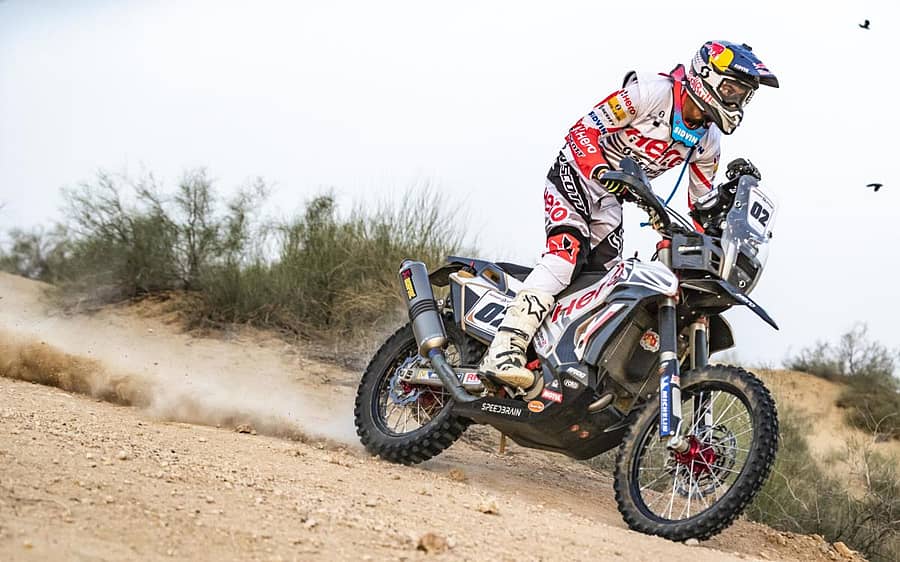 ಹೀರೊ ಮೋಟರ್‌ ಸ್ಪೋರ್ಟ್ಸ್‌ ತಂಡದ ಸಿ.ಎಸ್‌.ಸಂತೋಷ್‌ ಗುರಿಯತ್ತ ಮುನ್ನುಗ್ಗಿದ ಕ್ಷಣ