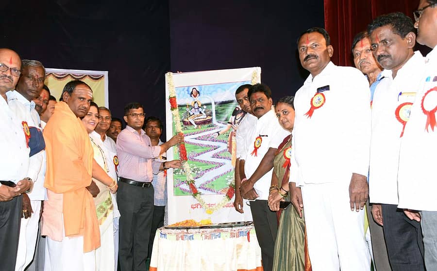 ರಾಯಚೂರಿನಲ್ಲಿ ಶನಿವಾರ ಆಯೋಜಿಸಿದ್ದ ಮಹರ್ಷಿ ಭಗೀರಥ ಜಯಂತಿ ಕಾರ್ಯಕ್ರಮದಲ್ಲಿ ಮಹರ್ಷಿ ಭಗೀರಥ ಭಾವಚಿತ್ರಕ್ಕೆ ಪುಷ್ಪಾರ್ಚನೆ ಮಾಡಿ ಗೌರವ ಸಲ್ಲಿಸಲಾಯಿತು