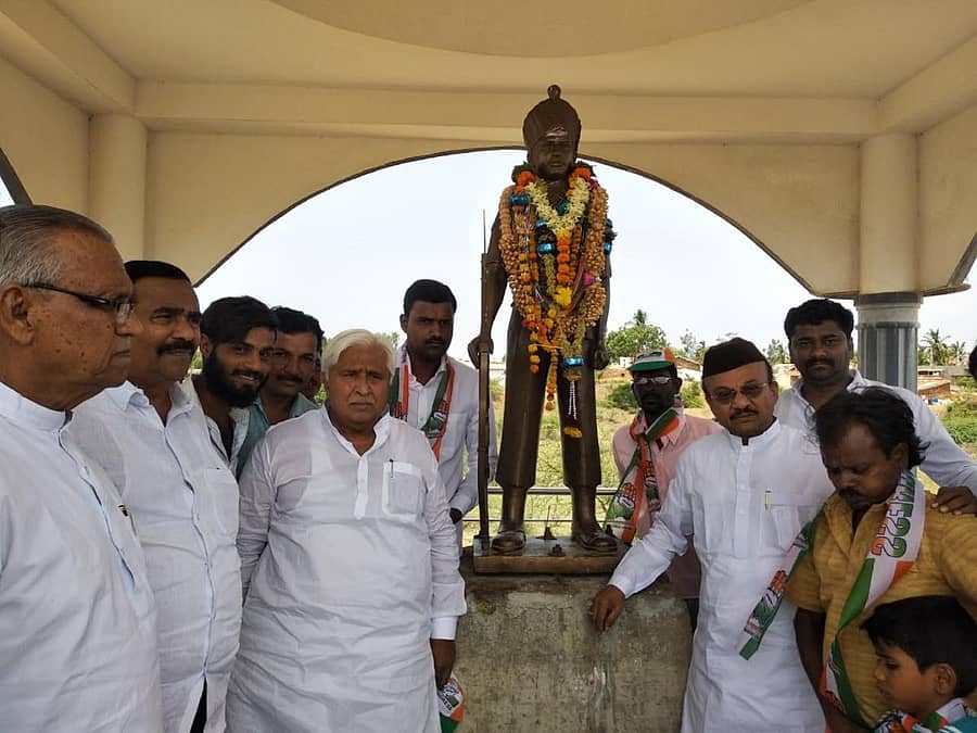 ಕುಂದಗೋಳ ತಾಲ್ಲೂಕಿನ ಬೆಟದೂರು ಗ್ರಾಮದಲ್ಲಿ ಕಾಂಗ್ರೆಸ್ ಅಭ್ಯರ್ಥಿ ಪರ ಪ್ರಚಾರ ನಡೆಸಿದ ಕೆಪಿಸಿಸಿ ಪ್ರಚಾರ ಸಮಿತಿ ಅಧ್ಯಕ್ಷ ಹುತಾತ್ಮ ಯೋಧ ಹನುಮಂತಪ್ಪ ಕೊಪ್ಪದ್ ಅವರ ಸ್ಮಾರಕ್ಕೆ ಭೇಟಿ ನೀಡಿದರು–