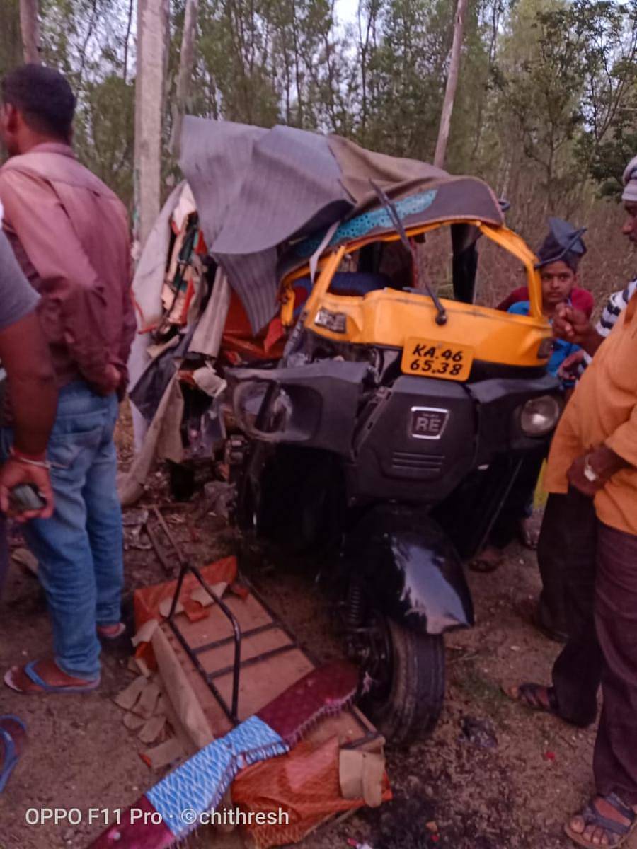 ಅಪಘಾತದಲ್ಲಿ ಜಖಂಗೊಂಡಿರುವ ಆಟೊ.