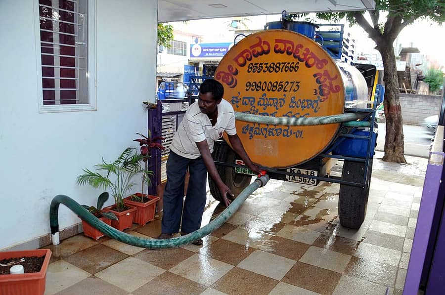 ಖಾಸಗಿ ಟ್ಯಾಂಕರ್‌ನಿಂದ ಮನೆಯ ಸಂಪಿಗೆ ನೀರು ತುಂಬಿಸುತ್ತಿರುವುದು.