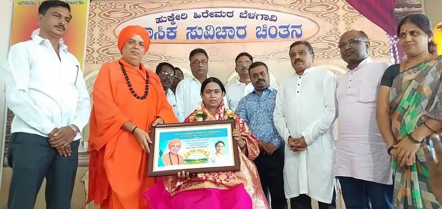 ಬೆಳಗಾವಿಯ ಹುಕ್ಕೇರಿ ಹಿರೇಮಠದಲ್ಲಿ ಭಾನುವಾರ ಶಾಸಕಿ ಲಕ್ಷ್ಮಿ ಹೆಬ್ಬಾಳಕರ ಅವರನ್ನು ಚಂದ್ರಶೇಖರ ಶಿವಾಚಾರ್ಯ ಸ್ವಾಮೀಜಿ ಸತ್ಕರಿಸಿದರು