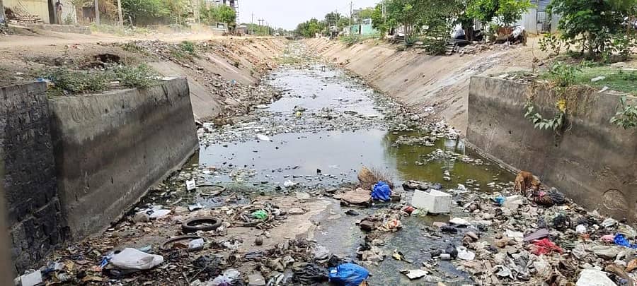ಉಪಕಾಲುವೆಯಲ್ಲಿ ತ್ಯಾಜ್ಯ ತುಂಬಿ ಕೊಳಚೆ ನೀರು ಹರಿಯುತ್ತಿದೆ
