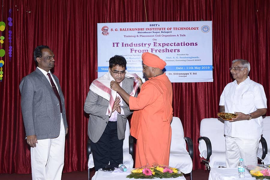 ಬೆಳಗಾವಿಯ ಎಸ್‌ಜಿಬಿಐಟಿಯಲ್ಲಿ ನಡೆದ ಕಾರ್ಯಕ್ರಮದಲ್ಲಿ ವಿಪ್ರೋ ಕಂಪನಿಯ ಪ್ರಧಾನ ವ್ಯವಸ್ಥಾಪಕ ರಾಜೀವ ಕುಲಕರ್ಣಿ ಅವರನ್ನು ತೋಂಟದ ಸಿದ್ಧರಾಮ ಸ್ವಾಮೀಜಿ ಸತ್ಕರಿಸಿದರು