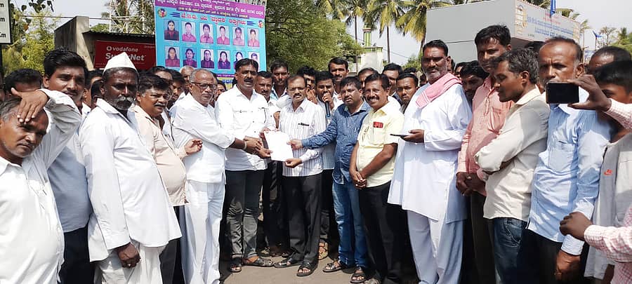 ಉಗಾರ ಬುದ್ರುಕ ಗ್ರಾಮದಲ್ಲಿ ಕೃಷ್ಣಾ ನದಿಗೆ ನೀರು ಬಿಡುವಂತೆ ಒತ್ತಾಯಿಸಿ ಕಾಗವಾಡ ಉಪ ತಹಶೀಲ್ದಾರ್ಗೆ ಸ್ಥಳೀಯರು ಮನವಿ ಸಲ್ಲಿಸಿದರು