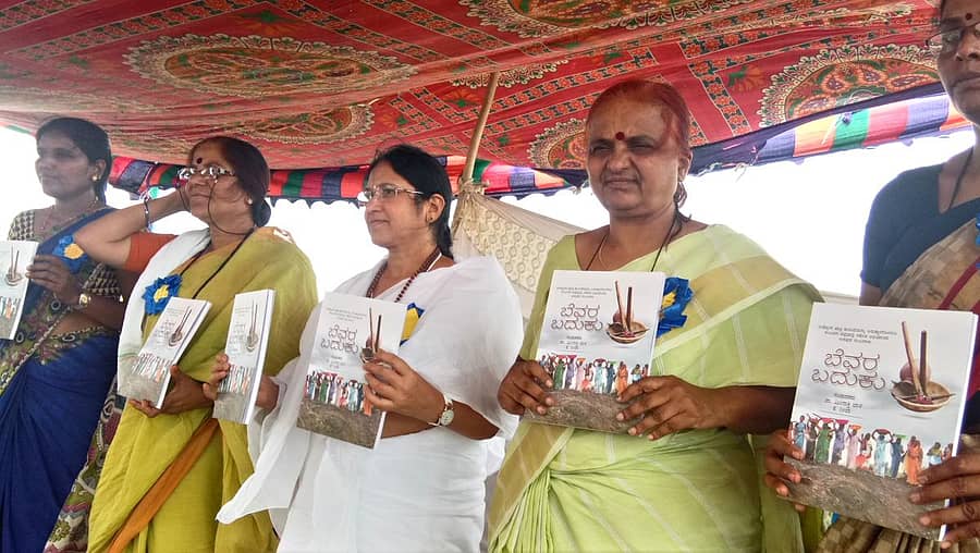 ತಾಜಸುಲ್ತಾನಪುರದ ಸೈಯದ್ ಚಿಂಚೋಳಿ ಕೆರೆ ಅಂಗಳದಲ್ಲಿ ಶನಿವಾರ ‘ಬೆವರ ಬದುಕು’ ಕೃತಿಯನ್ನು ಲೋಕಾರ್ಪಣೆ ಮಾಡಲಾಯಿತು