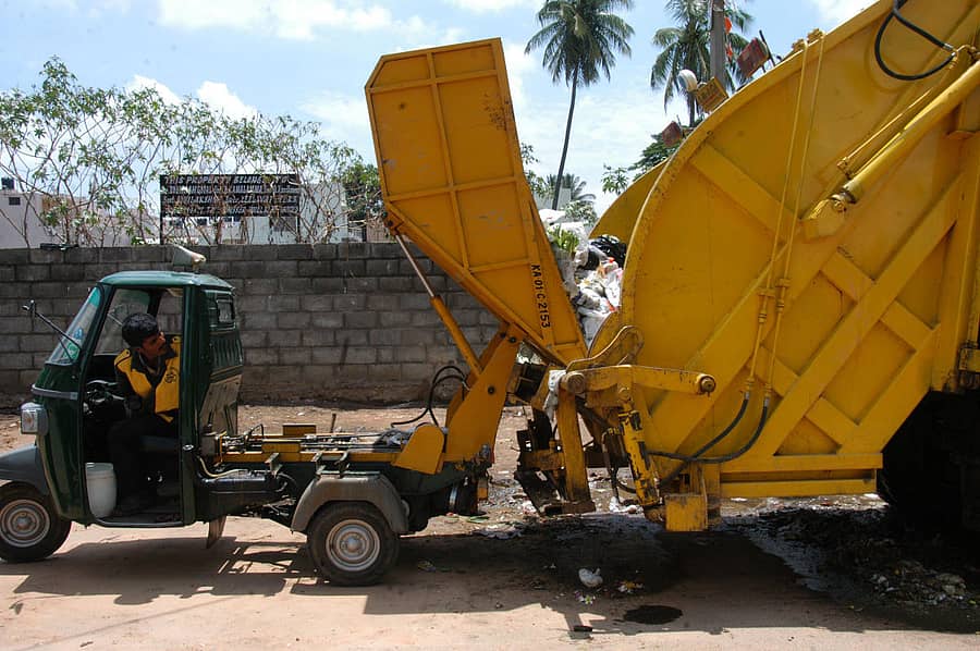 ಆಟೊಟಿಪ್ಪರ್‌ನಿಂದ ಕಾಂಪ್ಯಾಕ್ಟರ್‌ಗೆ ಕಸ ವಾರ್ಗಾಯಿಸುತ್ತಿರುವುದು
