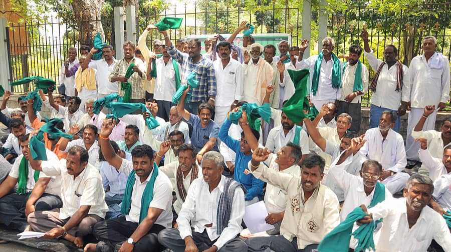 ಕೆಆರ್‌ಎಸ್‌ - ಸಾಗರಕಟ್ಟೆ ರಸ್ತೆಯನ್ನು ದುರಸ್ತಿ ಮಾಡಬೇಕು ಎಂದು ಆಗ್ರಹಿಸಿ ರೈತರು ಕರ್ನಾಟಕ ರಾಜ್ಯ ರೈತ ಸಂಘ ಹಾಗೂ ಹಸಿರುಸೇನೆ ನೇತೃತ್ವದಲ್ಲಿ ಸೋಮವಾರ ಮೈಸೂರಿನ ತಾಲ್ಲೂಕು ಪಂಚಾಯಿತಿ ಮುಂದೆ ಪ್ರತಿಭಟನೆ ನಡೆಸಿದರು.‌