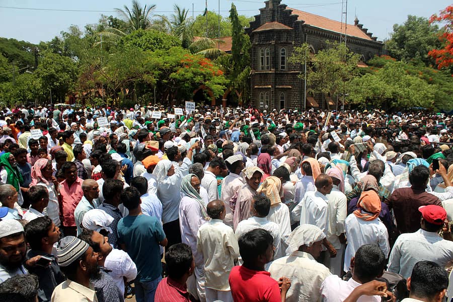ಬೆಳಗಾವಿಯ ದಂಡು ಮಂಡಳಿಯಲ್ಲಿ ನಡೆಯುತ್ತಿರುವ ಸಗಟು ತರಕಾರಿ ಮಾರುಕಟ್ಟೆಯನ್ನು ಎಪಿಎಂಸಿಗೆ ಸ್ಥಳಾಂತರಿಸುವುದನ್ನು ವಿರೋಧಿಸಿ ವ್ಯಾಪಾರಿಗಳು ಸೋಮವಾರ ಪ್ರತಿಭಟನೆ ನಡೆಸಿದರು