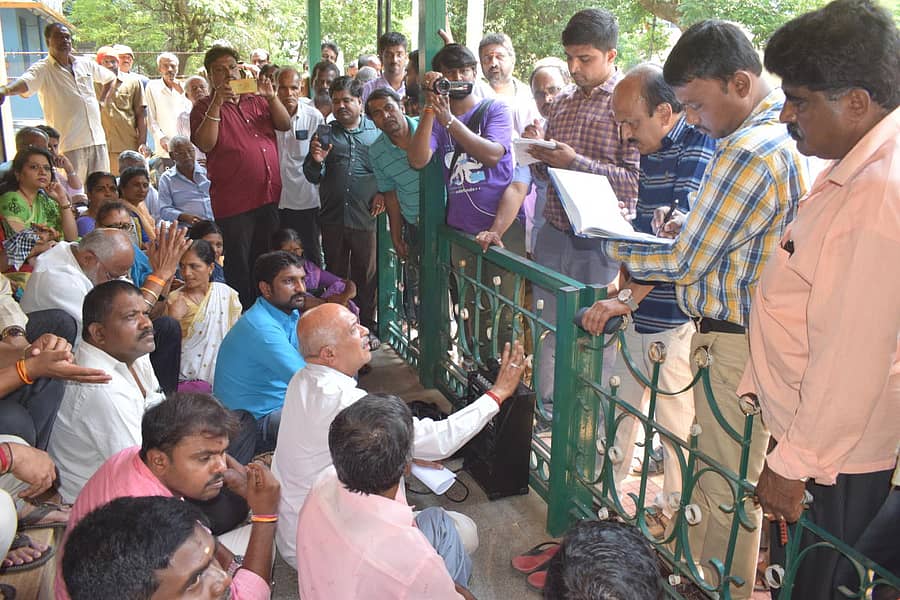 ಸಮರ್ಪಕವಾಗಿ ನೀರು ಸರಬರಾಜು ಮಾಡುವಂತೆ ಒತ್ತಾಯಿಸಿ ಪಾಲಿಕೆ ಸದಸ್ಯ ವಿ.ವಿ.ಸತ್ಯನಾರಾಯಣ ಅವರ ನೇತೃತ್ವದಲ್ಲಿ ನಿವಾಸಿಗಳು ಪ್ರತಿಭಟನೆ ನಡೆಸಿದರು.