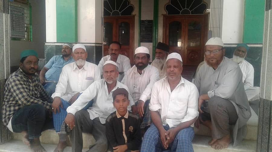 ಹೊಸದುರ್ಗದ ಜಾಮಿಯಾ ಮಸೀದಿ ಬಳಿ ಭಾನುವಾರ ಬಿಸಿಲಿನ ಧಗೆಯಿಂದ ವಿಶ್ರಾಂತಿ ತೆಗೆದು ಪಡೆಯುತ್ತಿರುವ ಮುಸ್ಲಿಮರು