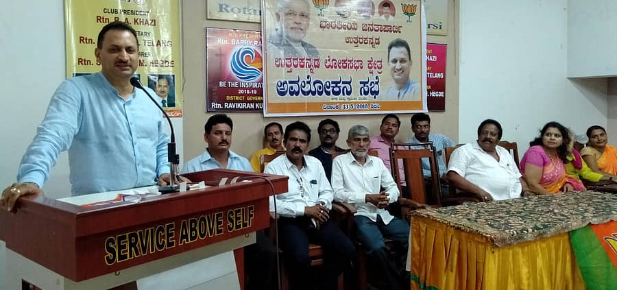 ಶಿರಸಿಯಲ್ಲಿ ನಡೆದ ಚುನಾವಣಾ ಅವಲೋಕನ ಸಭೆಯಲ್ಲಿ ಬಿಜೆಪಿ ಅಭ್ಯರ್ಥಿ ಅನಂತಕುಮಾರ್ ಹೆಗಡೆ ಮಾತನಾಡಿದರು