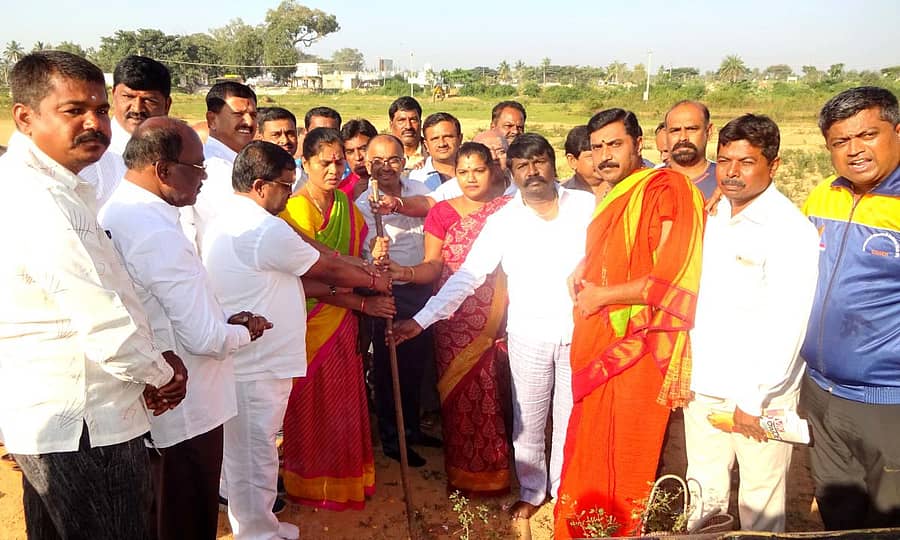 ಕೆರೆಯಲ್ಲಿ ಹೂಳು ಎತ್ತಲು ನಡೆದ ಪೂಜೆಯಲ್ಲಿ ಜಿಲ್ಲಾಧಿಕಾರಿ ಕರೀಗೌಡ, ಶಾಸಕ ನಿಸರ್ಗ ನಾರಾಯಣಸ್ವಾಮಿ ಪಾಲ್ಗೊಂಡಿದ್ದರು(ಸಂಗ್ರಹ ಚಿತ್ರ)