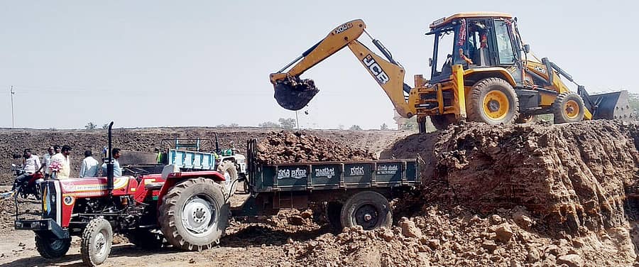 ನರೇಗಲ್ನಲ್ಲಿ ನಡೆದಿರುವ ಹಿರೇ ಕೆರೆ ಅಭಿವೃದ್ಧಿ ಕಾಮಗಾರಿ