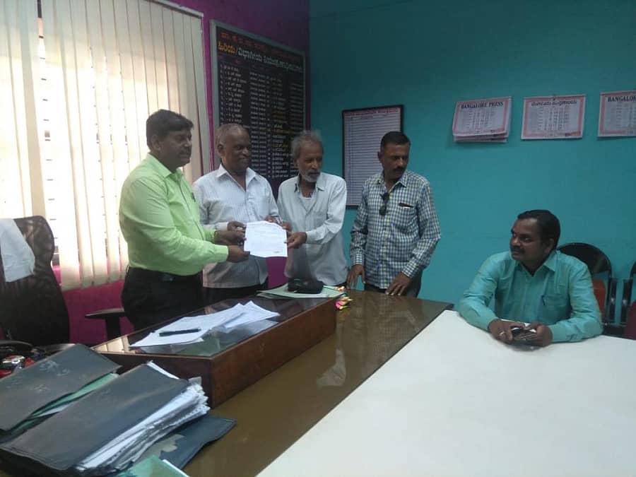 ಬೆಳಗಾವಿಯ ಚಂದ್ರಮೌಳಿ ಕಾಲೊನಿಯಲ್ಲಿ ವಿನಂತಿ ಮೇರೆಗೆ ಬಸ್‌ ನಿಲುಗಡೆ ಮಾಡುವಂತೆ ಕೋರಿ ನಿವಾಸಿಗಳ ಸಂಘದವರು ಸಾರಿಗೆ ನಿಗಮದ ವಿಭಾಗೀಯ ನಿಯಂತ್ರಕ ಮಹಾದೇವಪ್ಪ ಮುಂಜಿ ಅವರಿಗೆ ಸೋಮವಾರ ಮನವಿ ಸಲ್ಲಿಸಿದರು