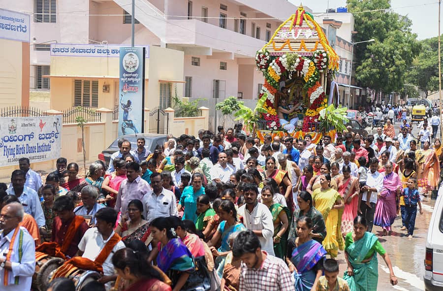 ದಾವಣಗೆರೆಯ ಎಂಸಿಸಿ ‘ಬಿ’ ಬ್ಲಾಕ್‌ನಲ್ಲಿರುವ ವೆಂಕಟೇಶ್ವರ ಸ್ವಾಮಿ ದೇವಾಲಯದಲ್ಲಿ ಮಂಗಳವಾರ 21ನೇ ಬ್ರಹ್ಮರಥೋತ್ಸವ ನಡೆಯಿತು