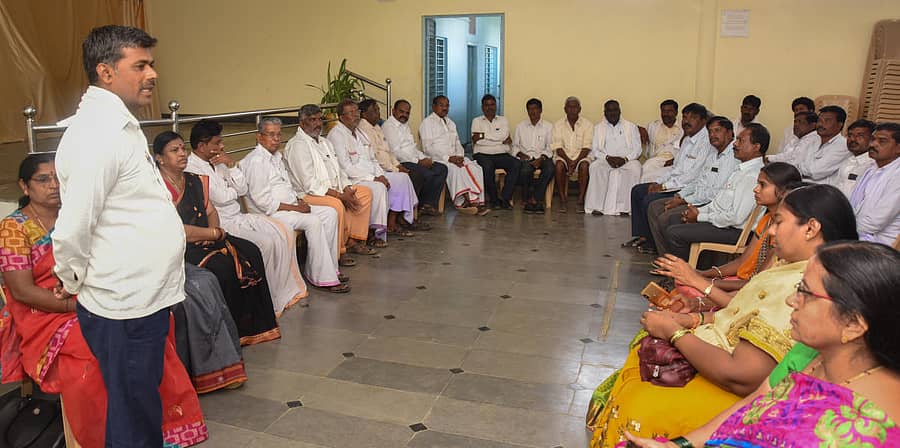 ದಾವಣಗೆರೆಯಲ್ಲಿ ಮಂಗಳವಾರ ನಡೆದ ದಾವಣಗೆರೆ ತಾಲ್ಲೂಕು ನಾಯಕ ಸಂಘದ ಸಭೆಯಲ್ಲಿ ಸಂಘದ ನಿರ್ದೇಶಕ ಎಂ.ಬಿ. ಅಂಜಿನಪ್ಪ ಮಾತನಾಡಿದರು. ಅಂಘದ ಅಧ್ಯಕ್ಷ ಎಂ.ಬಿ.ಹಾಲಪ್ಪ ಹಾಗೂ ಸಮಾಜದ ಮುಖಂಡರು ಇದ್ದರು