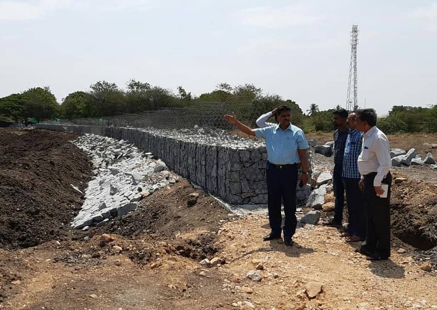 ಗದುಗಿನ ಭೀಷ್ಮಕೆರೆ ಆವರಣದಲ್ಲಿ ಕೈಗೊಂಡಿರುವ ಉದ್ಯಾನ ಅಭಿವೃದ್ಧಿ ಕಾಮಗಾರಿಯನ್ನು ಜಿಲ್ಲಾಧಿಕಾರಿ ಎಂ.ಜಿ. ಹಿರೇಮಠ ವೀಕ್ಷಿಸಿ, ಪರಿಶೀಲನೆ ನಡೆಸಿದರು. ನಗರಸಭೆ ಪೌರಾಯುಕ್ತ ದೀಪಕ ಹರಡಿ, ಎಇಇ ಎಲ್.ಜಿ. ಪತ್ತಾರ ಇದ್ದರು
