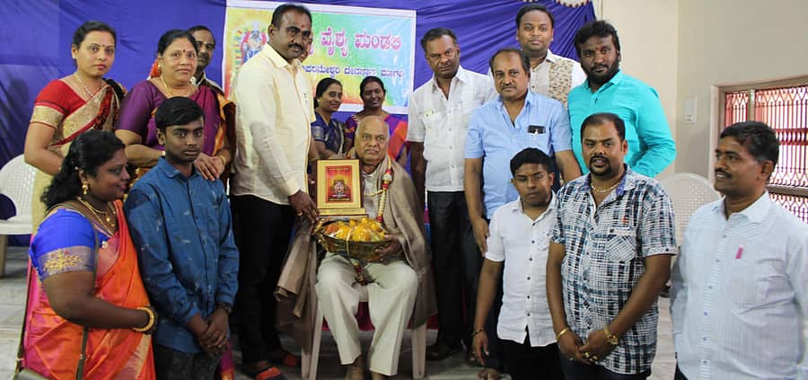 ಡಾ.ರಾಜ್ಕುಮಾರ್ ಅಭಿನಯದ ‘ಬಂಗಾರದ ಮನುಷ್ಯ’ ಸಿನಿಮಾ ನೋಡಿ ಬದುಕು ಕಟ್ಟಿಕೊಂಡಿರುವ ಸುರೇಂದ್ರನಾಥ್ ಅವರನ್ನು ಮಾಗಡಿಯಲ್ಲಿ ಶಾಸಕ ಎ.ಮಂಜುನಾಥ ಸನ್ಮಾನಿಸಿದರು. ಎಸ್.ಜಿ.ಬಾಬು ಇದ್ದರು