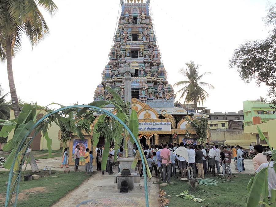 ನಗರದ ಶಕ್ತಿ ದೇವತೆ ಕೆಂಕೇರಮ್ಮ ದೇವಿಯ ಜಾತ್ರಾ ಮಹೋತ್ಸವ ಮಂಗಳವಾರ ಪ್ರಾರಂಭಗೊಂಡಿದ್ದು ಜಾತ್ರೆಗೆ ಚಾಲನೆ ನೀಡುತ್ತಿರುವುದು