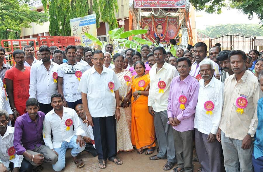 ಮಂಡಿ ಹಮಾಲಿ ಮತ್ತು ಕೂಲಿ ಕಾರ್ಮಿಕರ ಸಂಘದಿಂದ ಹಮ್ಮಿಕೊಂಡಿದ್ದ ಕಾರ್ಯಕ್ರಮದಲ್ಲಿ ಅಂಬೇಡ್ಕರ್ ಹಾಗೂ ಬಸವಣ್ಣನ ಭಾವಚಿತ್ರಗಳ ಮೆರವಣಿಗೆ ಮಾಡಲಾಯಿತು.