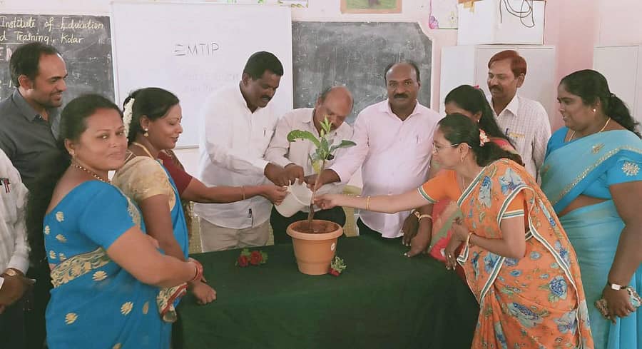 ಆಂಗ್ಲ ಮಾಧ್ಯಮ ಶಿಕ್ಷಣ ಆರಂಭವಾಗುತ್ತಿರುವ ಶಾಲೆಗಳ ಶಿಕ್ಷಕರಿಗೆ ಕೋಲಾರದಲ್ಲಿ ಮಂಗಳವಾರ ಹಮ್ಮಿಕೊಂಡಿದ್ದ ತರಬೇತಿ ಕಾರ್ಯಾಗಾರವನ್ನು ಡಯಟ್ ಪ್ರಾಂಶುಪಾಲ ವಿಕ್ಟರ್ ಉದ್ಘಾಟಿಸಿದರು.