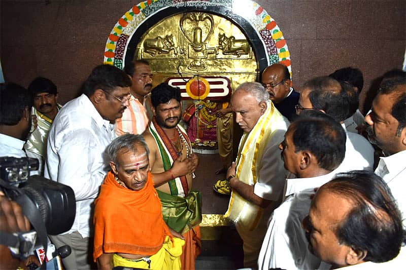 ತಾಂಡೂರಿನಲ್ಲಿರುವ ಬಾವಗಿ ಭದ್ರೇಶ್ವರ ದೇವಸ್ಥಾನಕ್ಕೆ ಭೇಟಿ ನೀಡಿದ ಬಿ.ಎಸ್.ಯಡಿಯೂರಪ್ಪ ದೇವರ ದರ್ಶನ ಪಡೆದರು