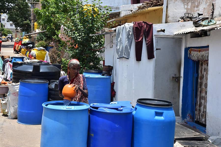 ಗಿರಣಿಚಾಳಾದಲ್ಲಿ ಮನೆಮುಂದೆ ಟ್ಯಾಂಕ್‌ಗಳಲ್ಲಿ ನೀರು ಸಂಗ್ರಹಿಸಿಟ್ಟಿರುವುದು
