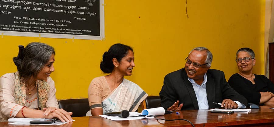 ಕಾರ್ಯಕ್ರಮದಲ್ಲಿ ಡಾ.ಸರಸು ಥಾಮಸ್ ಹಾಗೂ ನ್ಯಾ.ಎಚ್.ಎನ್. ನಾಗಮೋಹನ್ ದಾಸ್ ಮಾತುಕತೆಯಲ್ಲಿ ತೊಡಗಿದ್ದರು. ಸಿಯಡ್ಸ್ ಕಲೆಕ್ಟಿವ್ನ ಮಧು ಭೂಷಣ್, ಲಕ್ಷ್ಮೀ ಮೂರ್ತಿ ಇದ್ದಾರೆ –ಪ್ರಜಾವಾಣಿ ಚಿತ್ರ