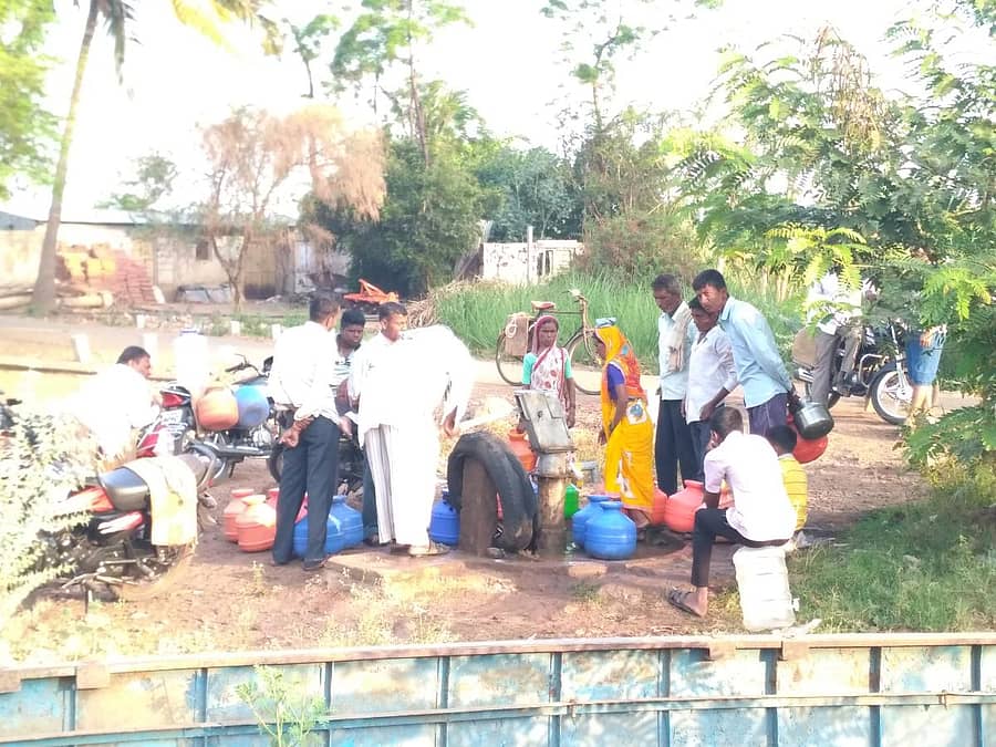 ಖೇಮಲಾಪುರದಲ್ಲಿರುವ ಕೊಳವೆಬಾವಿಯಲ್ಲಿ ನೀರಿಗಾಗಿ ಸ್ಥಳೀಯರು ಮುಗಿಬೀಳುವ ದೃಶ್ಯ ಸಾಮಾನ್ಯವಾಗಿರುತ್ತದೆ