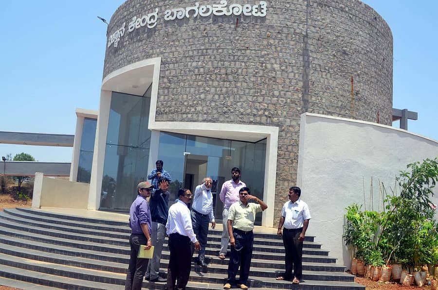 ಬಾಗಲಕೋಟೆ ಸಮೀಪದ ತೋಟಗಾರಿಕೆ ವಿಶ್ವ ವಿದ್ಯಾಲಯಕ್ಕೆ ಮಂಗಳವಾರ ವಿಜ್ಞಾನ ಕೇಂದ್ರದ ಸಲಹಾ ಸಮಿತಿಯ ಸದಸ್ಯರು ಭೇಟಿ ನೀಡಿ ಪರಿಶೀಲನೆ ನಡೆಸಿದರು