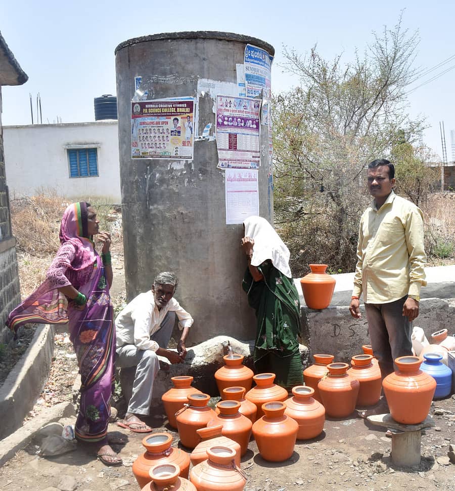 ಮಧ್ಯಾಹ್ನದ ಸುಡು ಬಿಸಿಲಲ್ಲೂ ಭಾಲ್ಕಿ ತಾಲ್ಲೂಕಿನ ಕಾಕನಾಳ ಗ್ರಾಮದಲ್ಲಿ ಖಾಸಗಿ ಕೊಳವೆಬಾವಿಯಿಂದ ಕಿರು ನೀರು ಸರಬರಾಜು ಟ್ಯಾಂಕಿನಲ್ಲಿ ಸಂಗ್ರಹಿಸಿದ ನೀರು ಪಡೆದುಕೊಳ್ಳುತ್ತಿರುವ ಗ್ರಾಮಸ್ಥರು