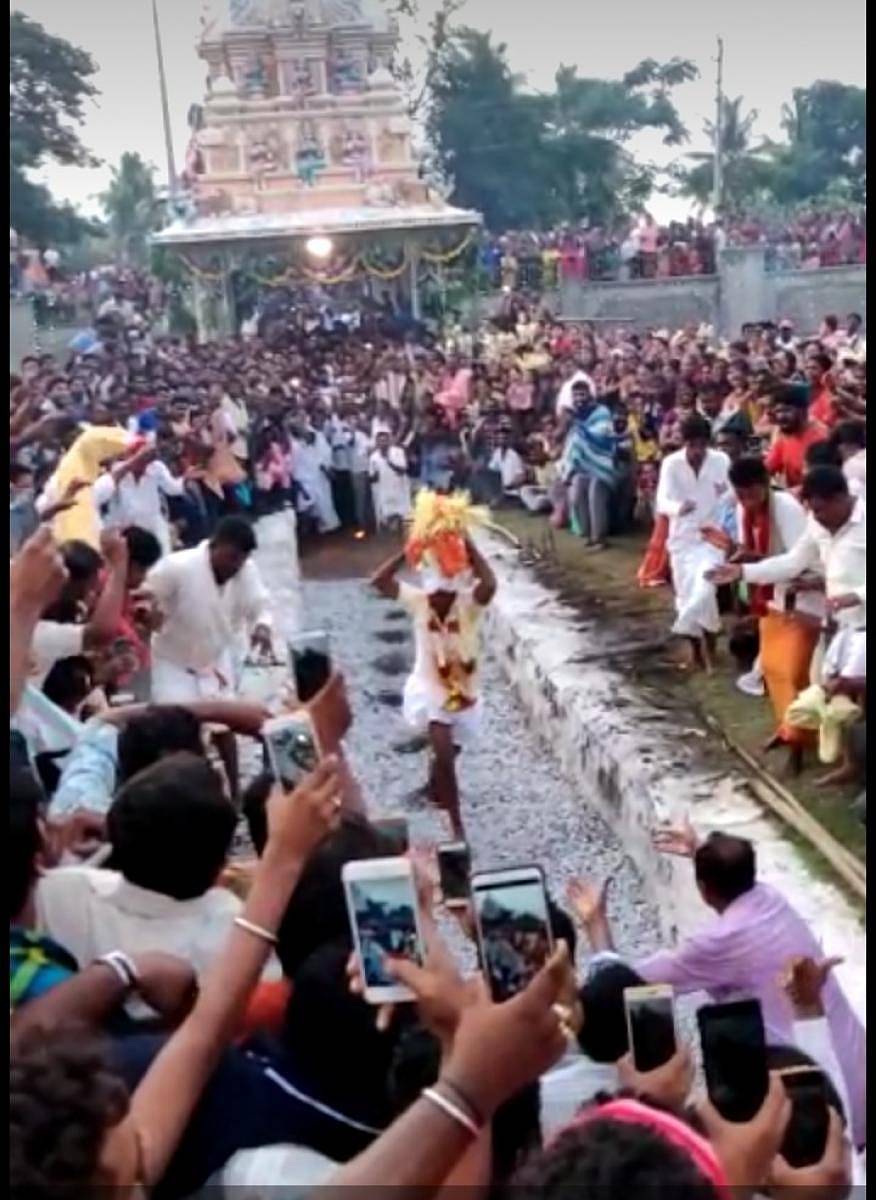 ಕನಕಪುರ ನಗರದ ಶ್ರೀ ಕೆಂಕೇರಮ್ಮ ದೇವಿಯ ಅಗ್ನಿಕೊಂಡೋತ್ಸವದಲ್ಲಿ ಅರ್ಚಕ ಕೊಂಡವನ್ನು ಆಯ್ದರು ಸಹಸ್ರಾರು ಸಂಖ್ಯೆಯಲ್ಲಿ ಅರ್ಚಕರು ಕೊಂಡವನ್ನು ವೀಕ್ಷಣೆ ಮಾಡಿದರು