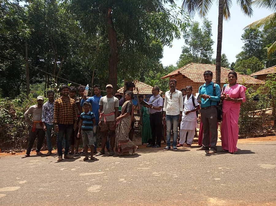 ತೀರ್ಥಹಳ್ಳಿ ತಾಲ್ಲೂಕಿನ ಹೊನ್ನೇತಾಳು ಗ್ರಾಮ ಪಂಚಾಯಿತಿಯ ವಿವಿಧ ಗ್ರಾಮಗಳಲ್ಲಿ ಕಲುಷಿತ ನೀರು ಸೇವಿಸಿ ವಾಂತಿಭೇದಿಗೆ ತುತ್ತಾದ ಗ್ರಾಮಗಳಿಗೆ ಬುಧವಾರ ಆರೋಗ್ಯ ಇಲಾಖೆ ಅಧಿಕಾರಿ, ಸಿಬ್ಬಂದಿ ಭೇಟಿ ನೀಡಿ ಪರಿಶೀಲಿಸಿದರು