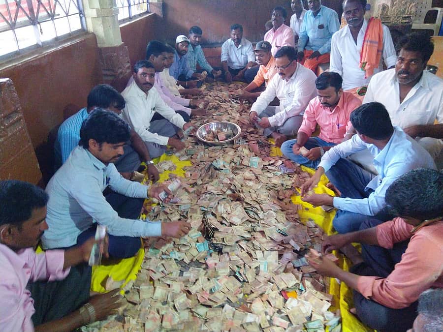 ಹೊನ್ನಾಳಿ ತಾಲ್ಲೂಕು ಮಾರಿಕೊಪ್ಪ ಗ್ರಾಮದ ಹಳದಮ್ಮ ದೇವಿ ದೇವಸ್ಥಾನದ ಹುಂಡಿಯ ಹಣವನ್ನು ಬುಧವಾರ ಎಣಿಕೆ ಮಾಡಲಾಯಿತು