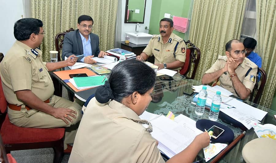 ಮೈಸೂರಿನಲ್ಲಿ ಬುಧವಾರ ನಡೆದ ಮೈಸೂರು ವಲಯದ ಅಪರಾಧ ಪರಿಶೀಲನಾ ಸಭೆಯಲ್ಲಿ ರಾಜ್ಯ ಪೊಲೀಸ್ ಇಲಾಖೆಯ ಅಪರಾಧ ವಿಭಾಗದ ಎಡಿಜಿಪಿ ಡಾ.ಎಂ.ಎ.ಸಲೀಂ ಮಾತನಾಡಿದರು