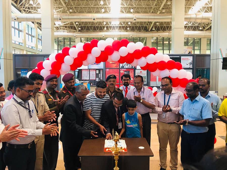 ಬೆಳಗಾವಿ–ಪುಣೆ ವಿಮಾನ ಕಾರ್ಯಾಚರಣೆ ಅಂಗವಾಗಿ ಬುಧವಾರ ವಿಮಾನನಿಲ್ದಾಣದ ಅಧಿಕಾರಿಗಳು ಹಾಗೂ ಏರ್ಅಲಯನ್ಸ್ ಕಂಪನಿ ಪ್ರತಿನಿಧಿಗಳು ಪ್ರಯಾಣಿಕರೊಂದಿಗೆ ಕೇಕ್ ಕತ್ತಿರಿಸಿದರು