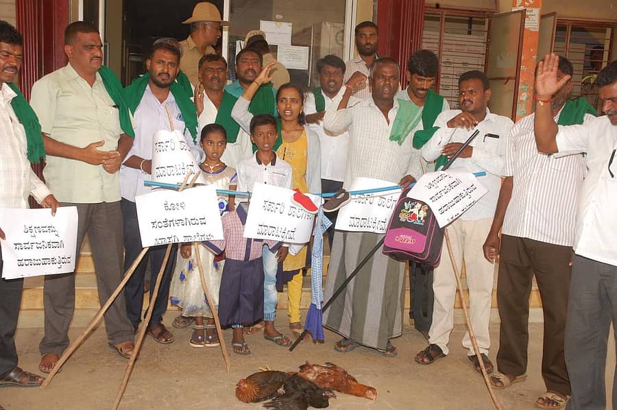 ಖಾಸಗಿ ಶಿಕ್ಷಣ ಸಂಸ್ಥೆಗಳ ವಂತಿಗೆ ಹಾವಳಿಗೆ ಕಡಿವಾಣ ಹಾಕುವಂತೆ ಒತ್ತಾಯಿಸಿ ರಾಜ್ಯ ರೈತ ಸಂಘ ಮತ್ತು ಹಸಿರು ಸೇನೆ ಸದಸ್ಯರು ಕೋಲಾರದಲ್ಲಿ ಬುಧವಾರ ಡಿಡಿಪಿಐ ಕಚೇರಿ ಎದುರು ಕೋಳಿಗಳನ್ನು ಕಟ್ಟಿ ಧರಣಿ ನಡೆಸಿದರು.