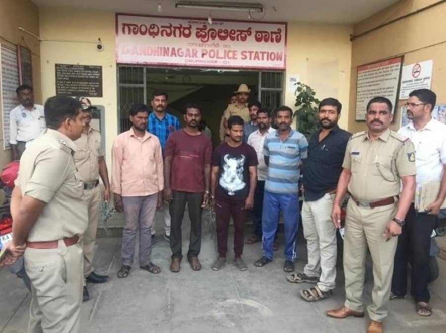 ಗಾಂಧಿನಗರ ಪೊಲೀಸ್ ಠಾಣಾ ಸರಹದ್ದಿನ ದೊಡ್ಡಬೂದಿಹಾಳ್ ಗ್ರಾಮದ ಬಳಿ ವ್ಯಕ್ತಿಗಳಿಂದ ಹಣ ಹಾಗೂ ಒಡವೆ ಸುಲಿಗೆ ಮಾಡಿದ್ದ ಮೂವರನ್ನು ಪೊಲೀಸರು ಬುಧವಾರ ಬಂಧಿಸಿರುವುದು